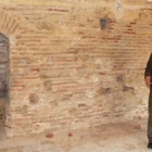 El alcalde de Grajal muestra las mazmorrasen las que se ubicará el albergue de peregrinos.