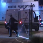 Los furgones policiales que trasladan a las dos acusadas entran en la cárcel leonesa de Villahierro