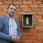 Fernando Villamañán con el termómetro que utiliza para registrar las temperaturas en Cimanes del Tejar.