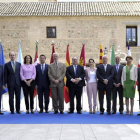 La presidenta de las Cortes de Castilla y León, María Josefa García Cirac —cuarta por la izquierda—, en el encuentro mantenido ayer con presidente de otros legislativos autonómicos en Toledo, donde propuso la cumbre leonesa para septiembre u o