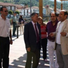 Castañón conversa con Álvarez, durante su visita a La Pola.
