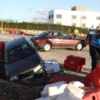 La policía toma nota del suceso con dos de los vehículos afectados en la avenida de Astorga.