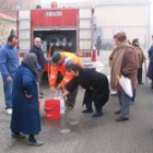 Los vecinos de Nistal de la Vega, en un reciente reparto de agua potable