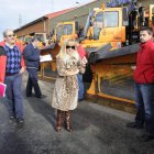 Isabel Carrasco visitó ayer el operativo invernal en el parque móvil de la Diputación.