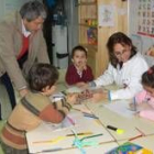 Los niños de aula lúdica enseñan al alcalde sus dibujos