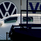 Un vehículo de Volkswagen estacionado ayer en una de las factorías de Alemania. FILIP SINGER