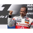 Hamilton, exultante en el podio por su triunfo.