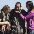 Las hijas del ex alcalde de Marbella, Julián Muñoz, Eloísa y Elia, a las puertas de la prisión. JORGE ZAPATA