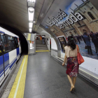 La publicidad de León y la Cueva de Valporquero ya luce en el Metro de Madrid. RAQUEL P. VIECO