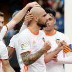 Los jugadores del Valencia felicitan a Simone Zaza tras marcarle el segundo gol al Athletic en Mestalla.