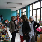 Aurora Baza y Teresa Lage visitaron el rastrillo situado en el Centro Social Paraíso.