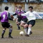 Diego, en el centro, trata de superar a varios componentes del Salamanca B