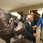 La presidenta de las Cortes, María Josefa García Cirac, inaugura la exposición junto al propio escultor y su hijo.