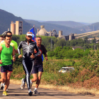 El atleta Miguel Basurko, con traje de esqueleto, encabezó el 12 de julio de 2011 uno de sus maratones contra la incineración.