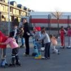 Un grupo de niños en una de sus primeras clases de patinaje