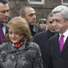 Sargsián llega junto a su mujer a un colegio electoral en en Ereván, el pasado mes de febrero.