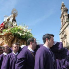 Más de una docena de costaleros portaron la imagen de la Virgen de la Quinta Angustia.