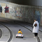 Niño en la traza de Feve en León. MARCIANO PÉREZ