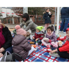 Alumnos y padres del colegio Jesús Maestro, ayer a la hora de comer el bocadillo de protesta. L. DE LA MATA