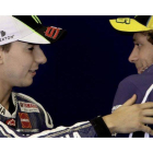 Los pilotos Jorge Lorenzo y Valentino Rossi conversan en su box en la segunda jornada de los entrenamientos oficiales en Jerez.