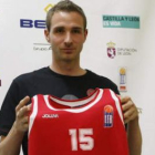 Álex Urtasun, con la camiseta del Baloncesto León.