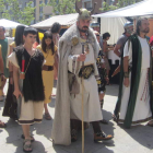 Los astures y romanos desfilan por las calles del mercado de época.