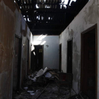 La rotura de la puerta de entrada permite apreciar los daños que sufrió la casa.