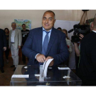 El conservador Boiko Borisov deposita su voto durante la jornada electoral.
