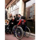 Los vecinos de Américo Rodrigues, durante la concentración de ayer