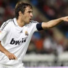 El delantero del Real Madrid Raúl González celebra un gol  con el conjunto blanco