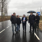 Majo, varios diputados, el alcalde de San Justo y el pedáneo visitan la mejora de la carretera. A.V.