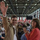 El secretario general del PSOE, Pedro Sánchez, acompañado de la líder del PSE, Idoia Mendia.