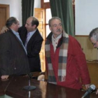 Castañón, segundo por la izquierda, saluda a Jerónimo Alonso, junto a Santiago Fernández y Toribio d