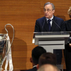 Florentino Perez y la alcaldesa de Madrid, Manuela Carmena, durante la recepcion al equipo blanco tras ganar la Liga de Campeones.