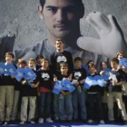Iker Casillas, en el centro, junto a un grupo de niños, en la presentación del acto solidario contra