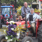 Los agricultores salieron en procesión con sus tractores en Cacabelos.