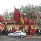 La procesión de los pendones por las calles de la localidad puso el colorido a las fiestas.