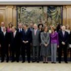 Los reyes de España posan junto al presidente del Gobierno, José Luis Rodríguez Zapatero, y los 17 ministros, en el acto en el que éstos prometieron su cargo ante el Rey, en una ceremonia celebrada en el Palacio de la Zarzuela.