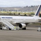 El avión en una zona apartada del aeropuerto de Barajas mientras personal sanitario se coloca los trajes de protección contra el ébola