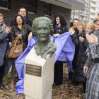 Carmen Alborch, segunda por la izquierda, aplaude la obra.