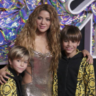 La cantante colombiana Shakira, junto a sus hijos, posa en la alfombra roja de los MTV Video Music Awards en Newark. SARAH YENESEL
