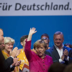Angela Merkel, rodeada de seguidores de la CDU, en Berlín, este sábado.