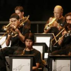 Dieciséis músicos afincados en Ponferrada componen una banda que recuerda canciones de los años 30 y
