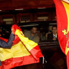 Un grupo de personas rodean el coche de Simó y Nuet, quienes declaran hoy en el Supremo. J. MARTÍN