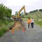 Una imagen de archivo de las obras de reparación de la carretera que une Cistierna con La Ercina