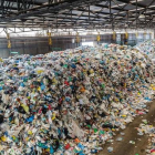 Montaña de envases a la espera de su clasificación en la planta metropolitana de reciclaje de residuos de Gavà-Viladecans.