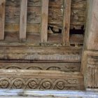 El deterioro de parte de la madera del artesonado.