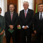 El consejero de Educación de la Junta, Fernando Rey, se reúne con el rector de la Universidad de León, José Ángel Hermida. Junto a ellos, el presidente de la FELE, Javier Cepedano y la directora general de Universidades, Pilar Garcés