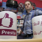 José Fuente, con algunas de sus tazas