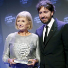 La escritora manchega Alicia Giménez con su trofeo como ganadora del Planeta, junto al finalista Daniel Sánchez Arévalo.